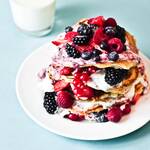 Layer Pancakes fruits et crème