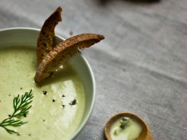 Velouté de légumes verts estivaux et mouillettes