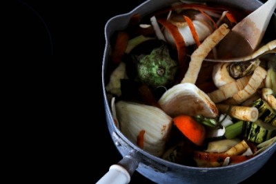 épluchures et eau ds casserole pour bouillon de légumes