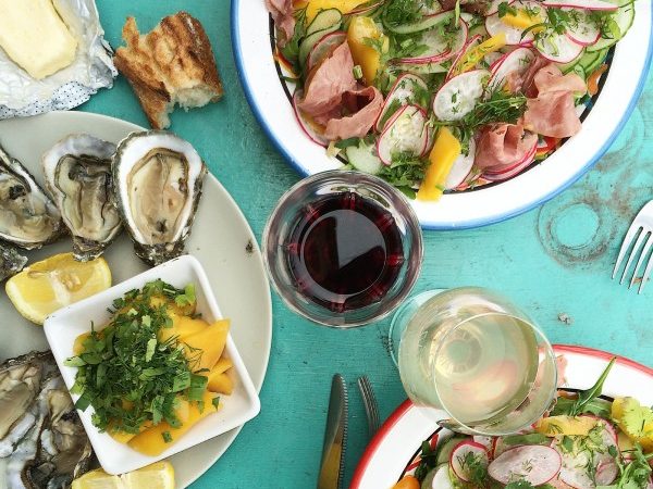 Assiette d’été salade et huîtres
