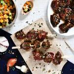 Brochettes de boeuf marinées et petits légumes