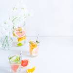 Eau aromatisée aux agrumes et spring cake