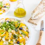 Salade de pastrami de dinde fumée aux poivres-billes d’avocat et melon-cresson-brousse de brebis aromatisée-croutons à l’ail-myrtilles-radis et herbes fraîches