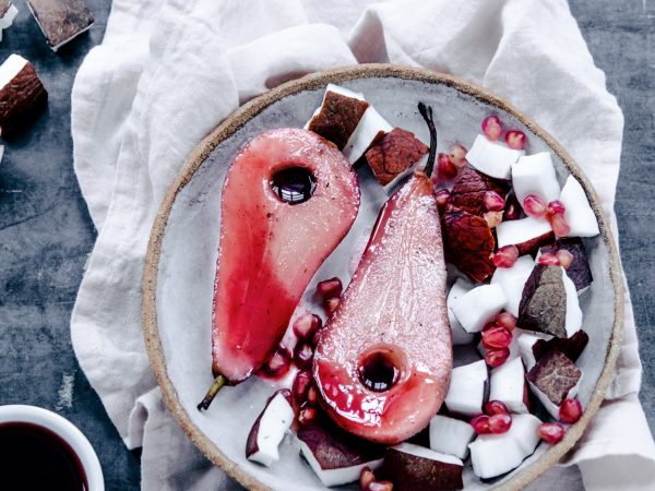 Poire pochée à la fleur d’hibiscus – rooibos – vanille et sirop
