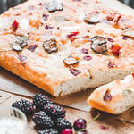 Focaccia fleurie et parfumée aux pétales de truffes d’été