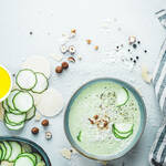 Soupe chaude ou froide de courgettes, noisettes, parmesan et lait de coco
