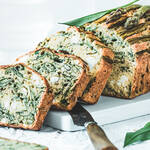 Cake salé à l’ail des ours – feta – asperge verte et poudre de noisette