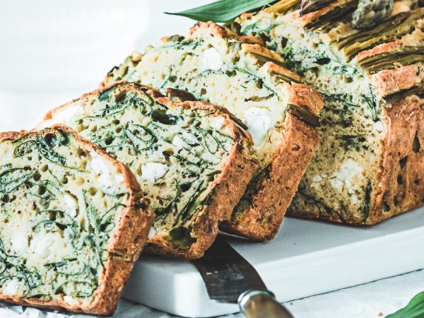 Cake salé à l’ail des ours – feta – asperge verte et poudre de noisette