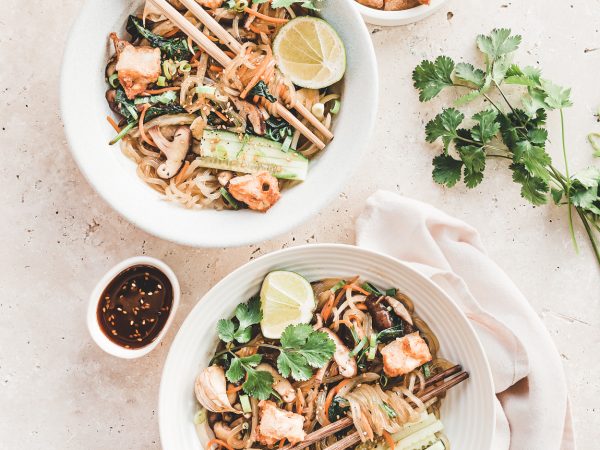Nouilles de patate douce sautées à l’ail, aux épinards frais, carottes, shiitakés arrosés de sauce Japchaé et accompagnés de tofu soyeux frit