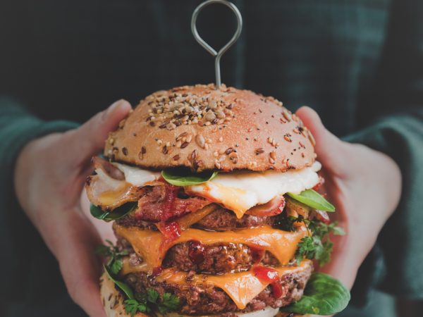 BURGER DE BOEUF & COCHON SAUCE BBQ PIMENTÉE
