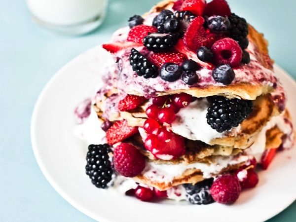 Layer Pancakes fruits et crème