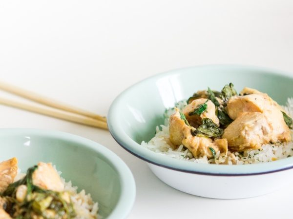 Emincé de poulet marinés sauce yakitori-estragon frais cuit vapeur et riz thaï-persillade