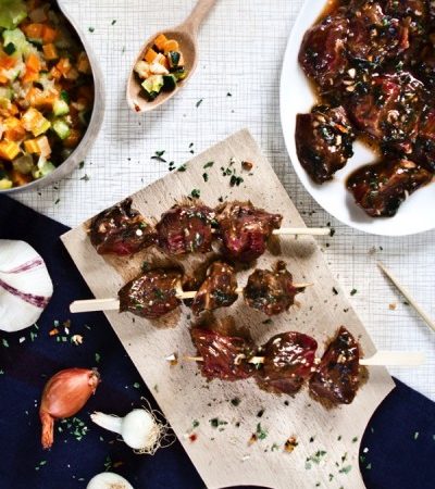 Brochettes de boeuf marinées et petits légumes