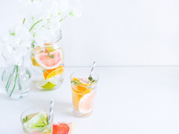 Eau aromatisée aux agrumes et spring cake
