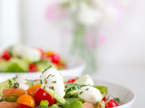 Salade de concombre-avocat-suprêmes d’agrumes et pdt grenailles