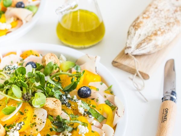 Salade de pastrami de dinde fumée aux poivres-billes d’avocat et melon-cresson-brousse de brebis aromatisée-croutons à l’ail-myrtilles-radis et herbes fraîches