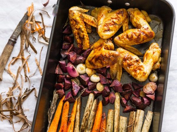 Ailes de poulet marinées 5 épices et piment avec patates douces violettes-carottes-salsifis