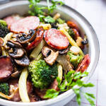 Bouillon Pho express et légumes-champignons-saucisse fumée poêlés