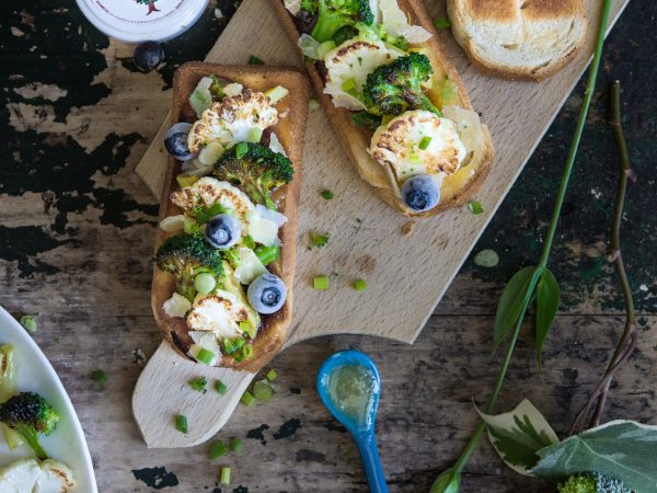 Tartine de brocoli-chou fleur-haricot beurre et confiture de poire