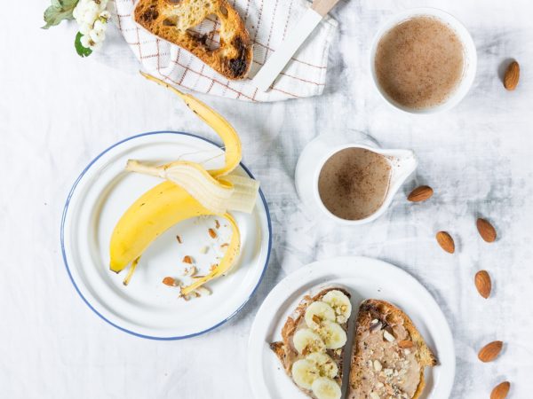 Tartine de beurre aromatisé au chocolat & banane-amande concassée
