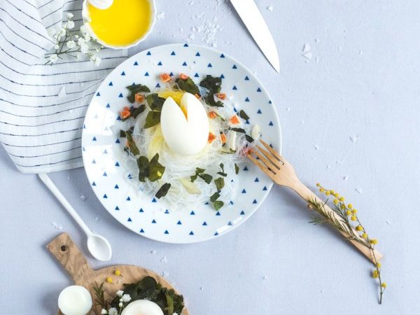Oeuf mollet – vermicelle au bouillon marin et nuage fruité pour Pâques