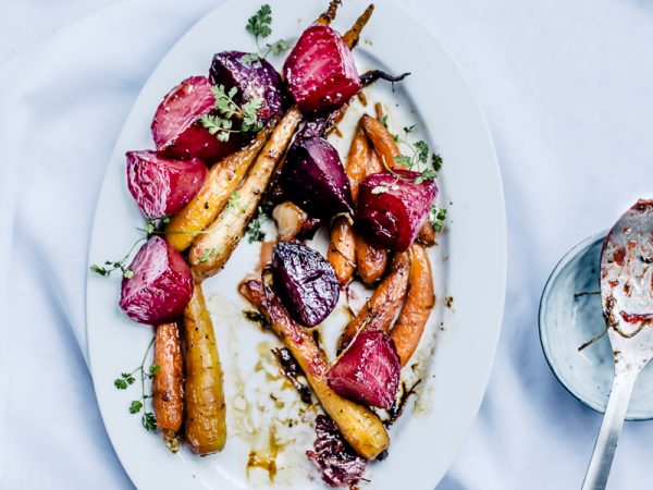Légumes printaniers glacés au miel et salade colorée