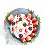 Douceur de Griottes-fraises et crème fouettée parfumée aux zestes de citron vert