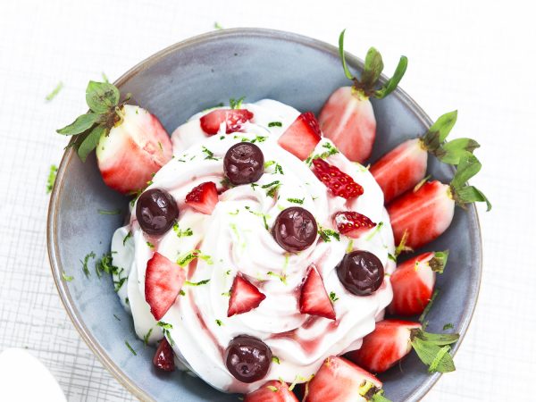 Douceur de Griottes-fraises et crème fouettée parfumée aux zestes de citron vert