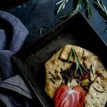 Pâte brisée aromatique et tarte rustique avec les dernières tomates
