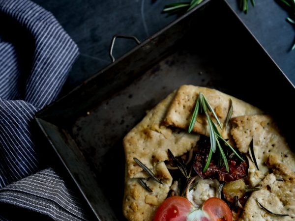 Pâte brisée aromatique et tarte rustique avec les dernières tomates