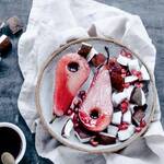Poire pochée à la fleur d’hibiscus – rooibos – vanille et sirop