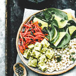Tofu mariné au pesto de roquette, haricots, carottes, betterave et épinards