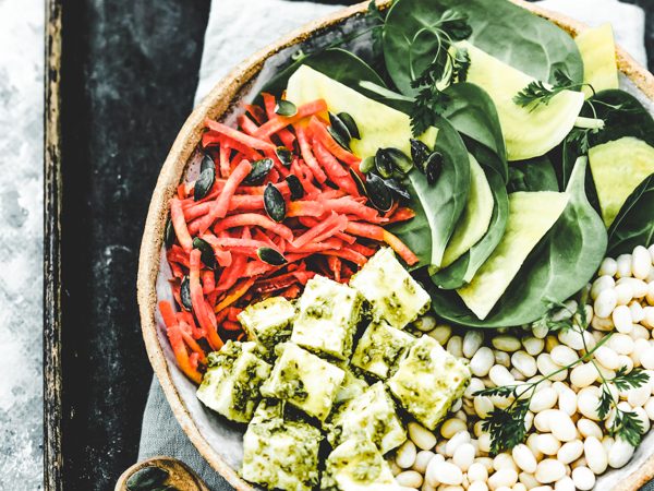 Tofu mariné au pesto de roquette, haricots, carottes, betterave et épinards