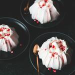 Pavlova crème fouettée citronnée, grenade et coulis de fruits rouges de cet été