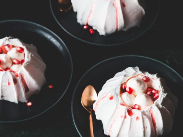 Pavlova crème fouettée citronnée, grenade et coulis de fruits rouges de cet été