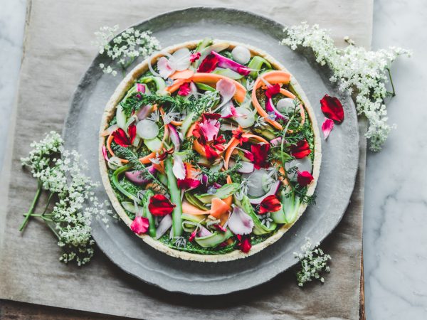 Tarte au pesto d’ail des ours et pickles de légumes