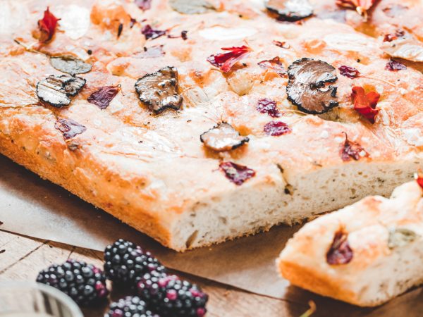 Focaccia fleurie et parfumée aux pétales de truffes d’été