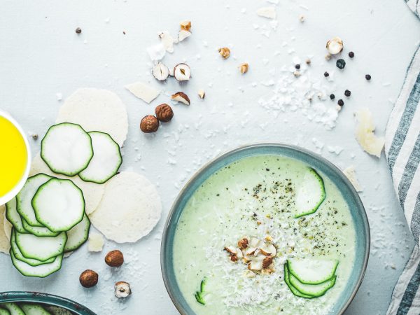 Soupe chaude ou froide de courgettes, noisettes, parmesan et lait de coco