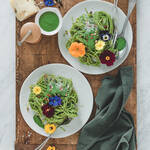 Spaghetti au pesto crémeux de pousse d’épinard et herbes fraîches