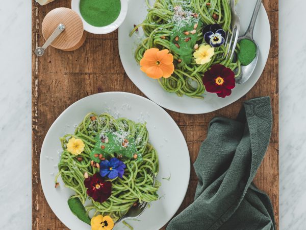 Spaghetti au pesto crémeux de pousse d’épinard et herbes fraîches