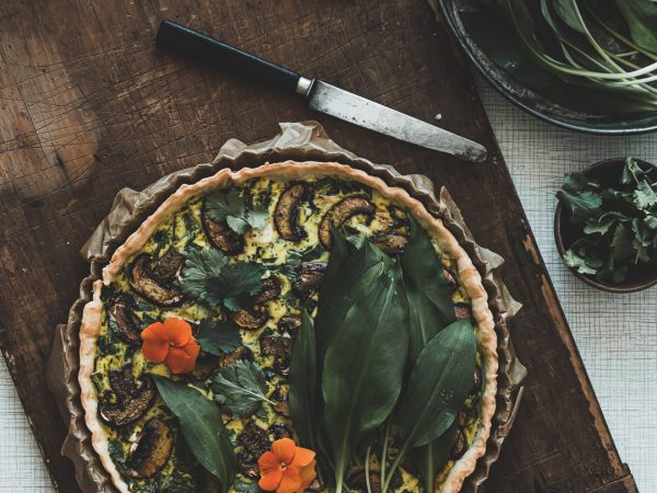 Quiche à l’ail des ours frais – feta – champignon – coriandre