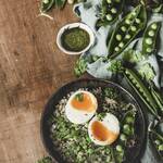 Salade de Petit Pois frais cru et cuit/Quinoa/Oeuf mollet et sa vinaigrette herbacée printanière