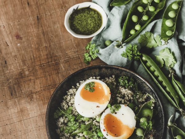 Salade de Petit Pois frais cru et cuit/Quinoa/Oeuf mollet et sa vinaigrette herbacée printanière