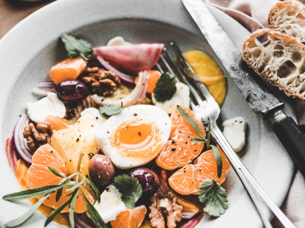 Salade vitaminée et fromagère